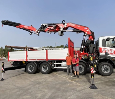 Entrega de grúa Fassi F820RA.2.27 en Ripotrans