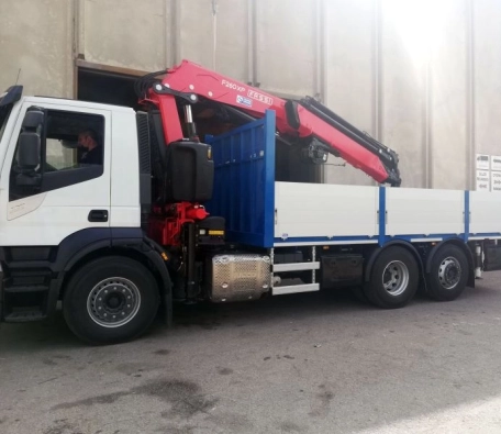 Mounting of a used Fassi crane F260BXP.26 on a new truck