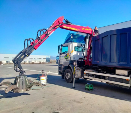 A Liv L140NZ78 recycling crane for iron company