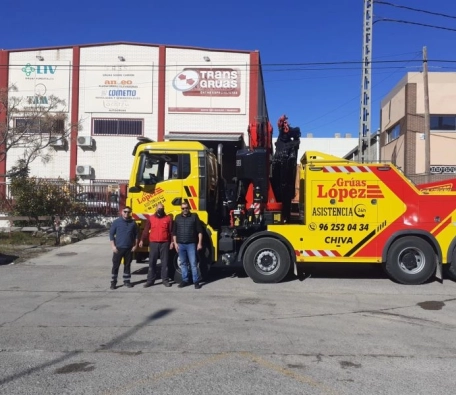 Grúa Fassi F820RA.2.28 con remolcador